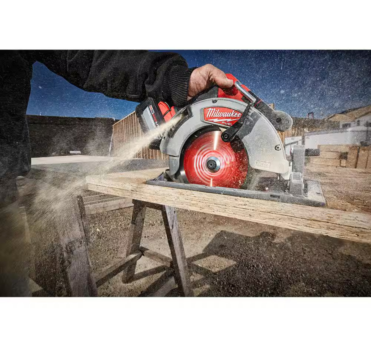 Sierra circular inalámbrica sin escobillas Milwaukee M18 Fuel de 7-1/4" (2732-20) 