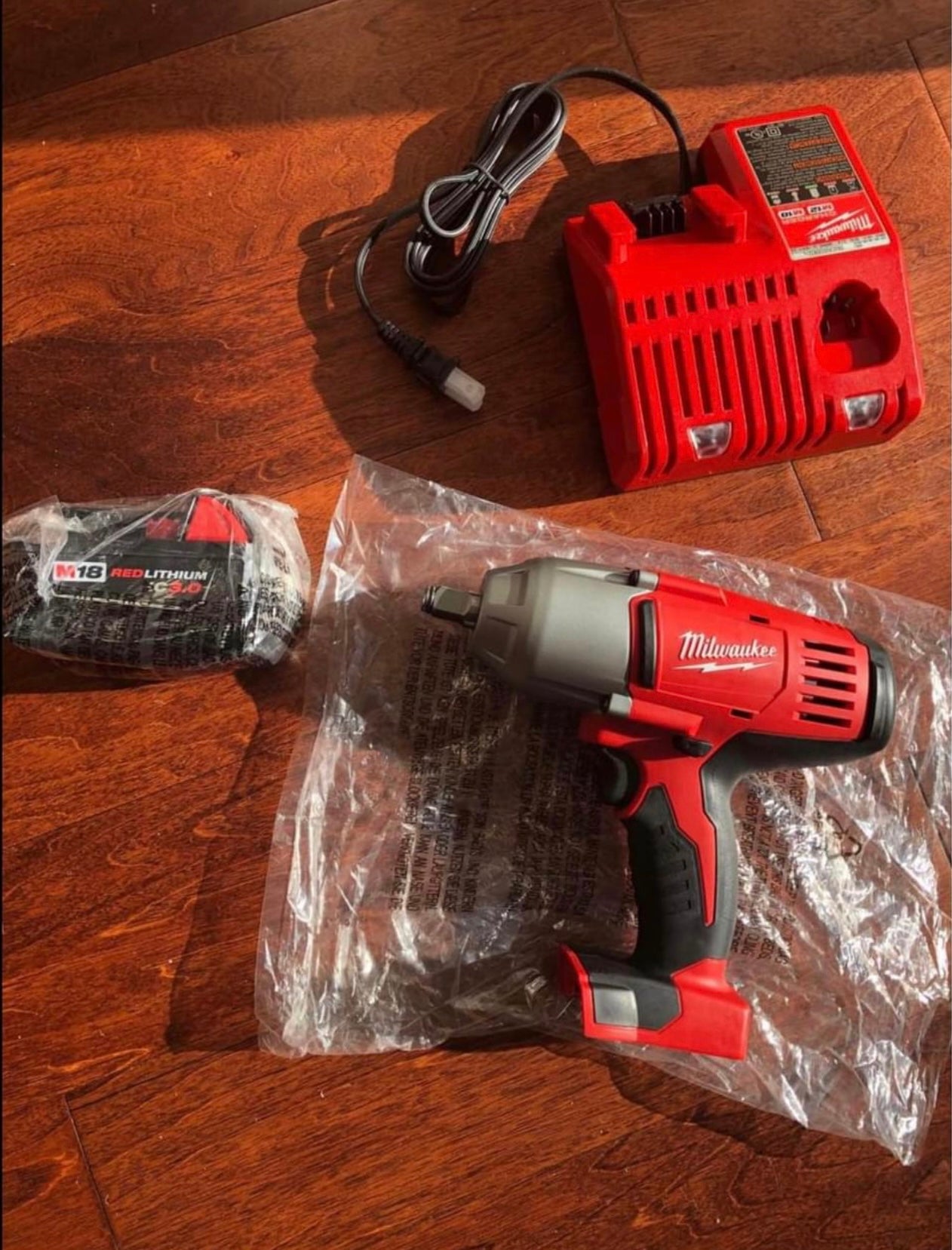 Kit de llave de impacto Milwaukee M18 de alto torque 1/2 (2663-20) 