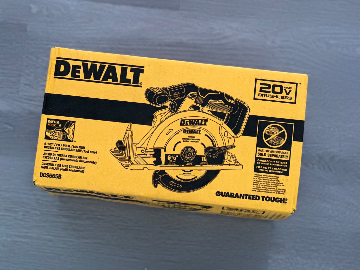 Sierra circular inalámbrica sin escobillas DEWALT DCS565B 20V MAX de 6-1/2" 