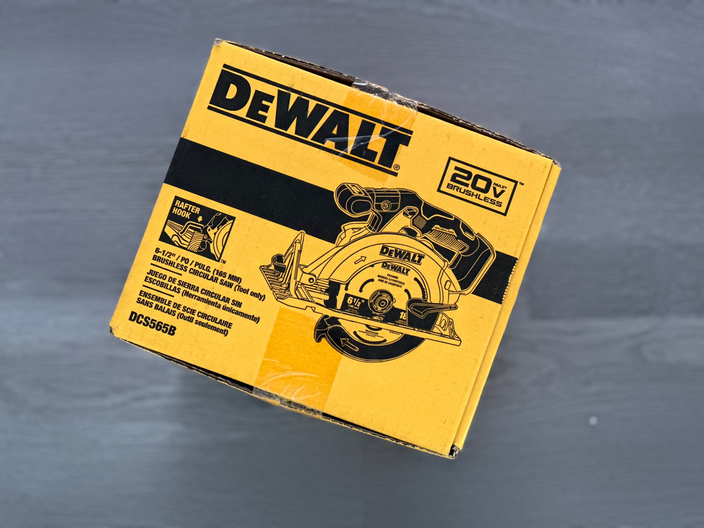 Sierra circular inalámbrica sin escobillas DEWALT DCS565B 20V MAX de 6-1/2" 