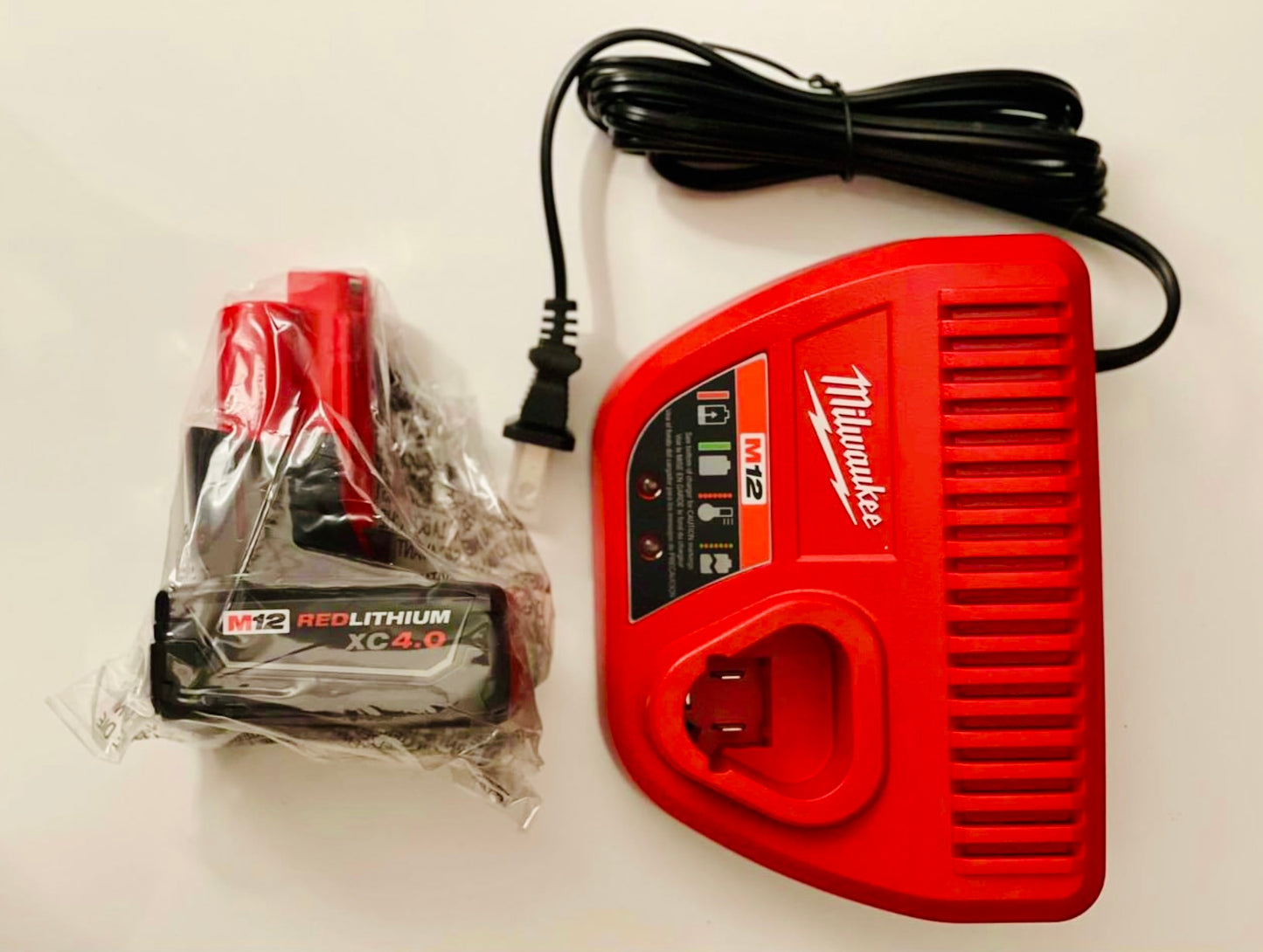 Milwaukee M12 Akkupack 4,0 Ah und Ladegerät-Starterkit (48-59-2440) 