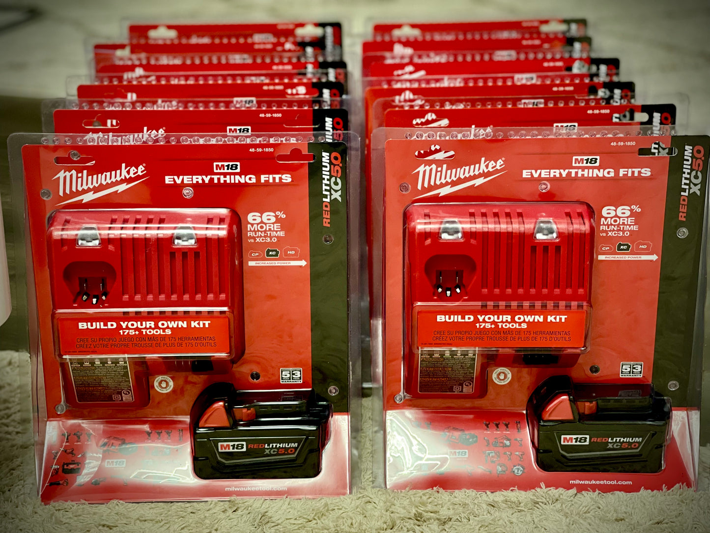 Milwaukee M18 XC Starter Kit mit einem 5,0 Ah Akku und Ladegerät 