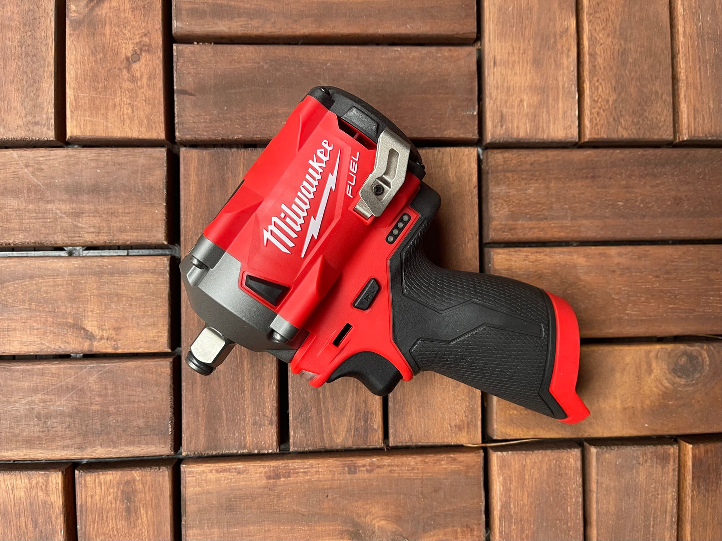 Llave de impacto Milwaukee M12 Fuel Stubby de 1/2 pulg. (2555-20) 